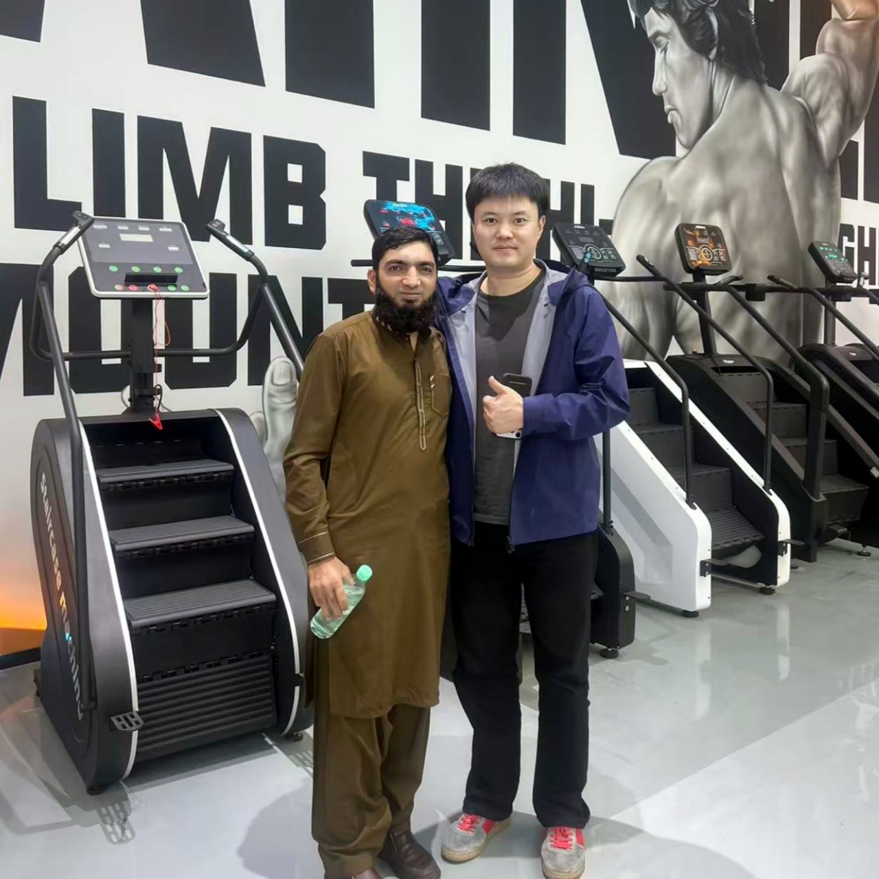 yingruis Fitness Equipment Technology Co., Ltd. fullførte bestillingen på 30 buede tredemøller for pakistanske kunder